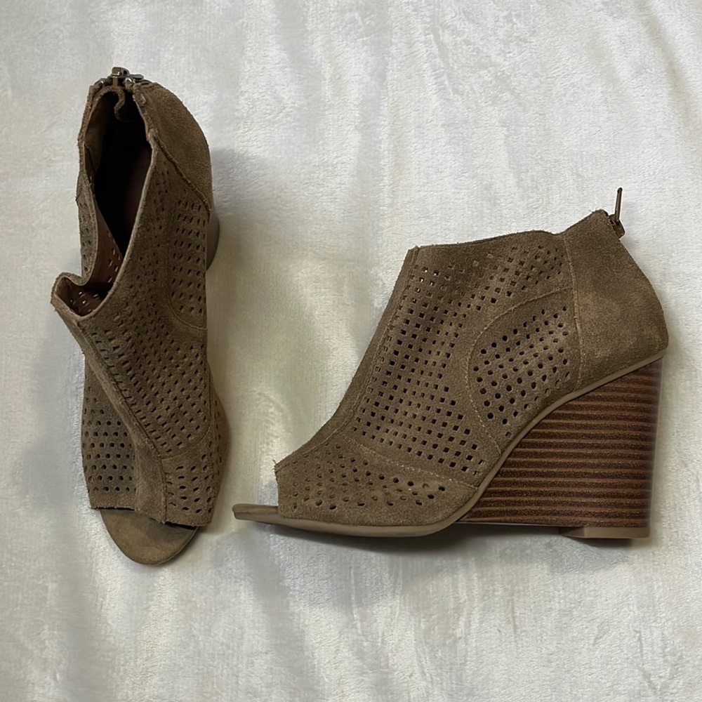 Moda Spana Perforated Peep Toe Wedges